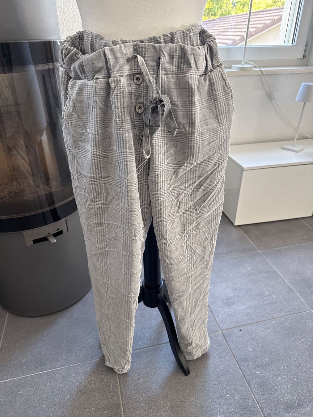 Pantaloni: Coole Checker Hosen Gr. M bequem – Usato da Niederscherli venduto da Doene0