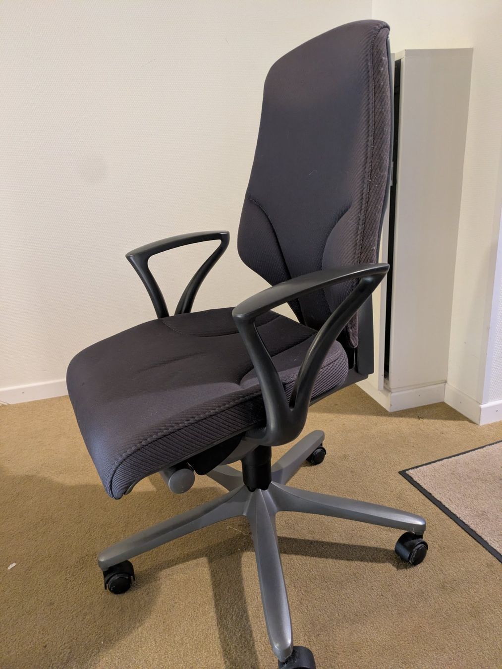 Giroflex Chaises: Bürostuhl Giroflex 64 – D'occasion à St. Gallen par Jmelmuka 1