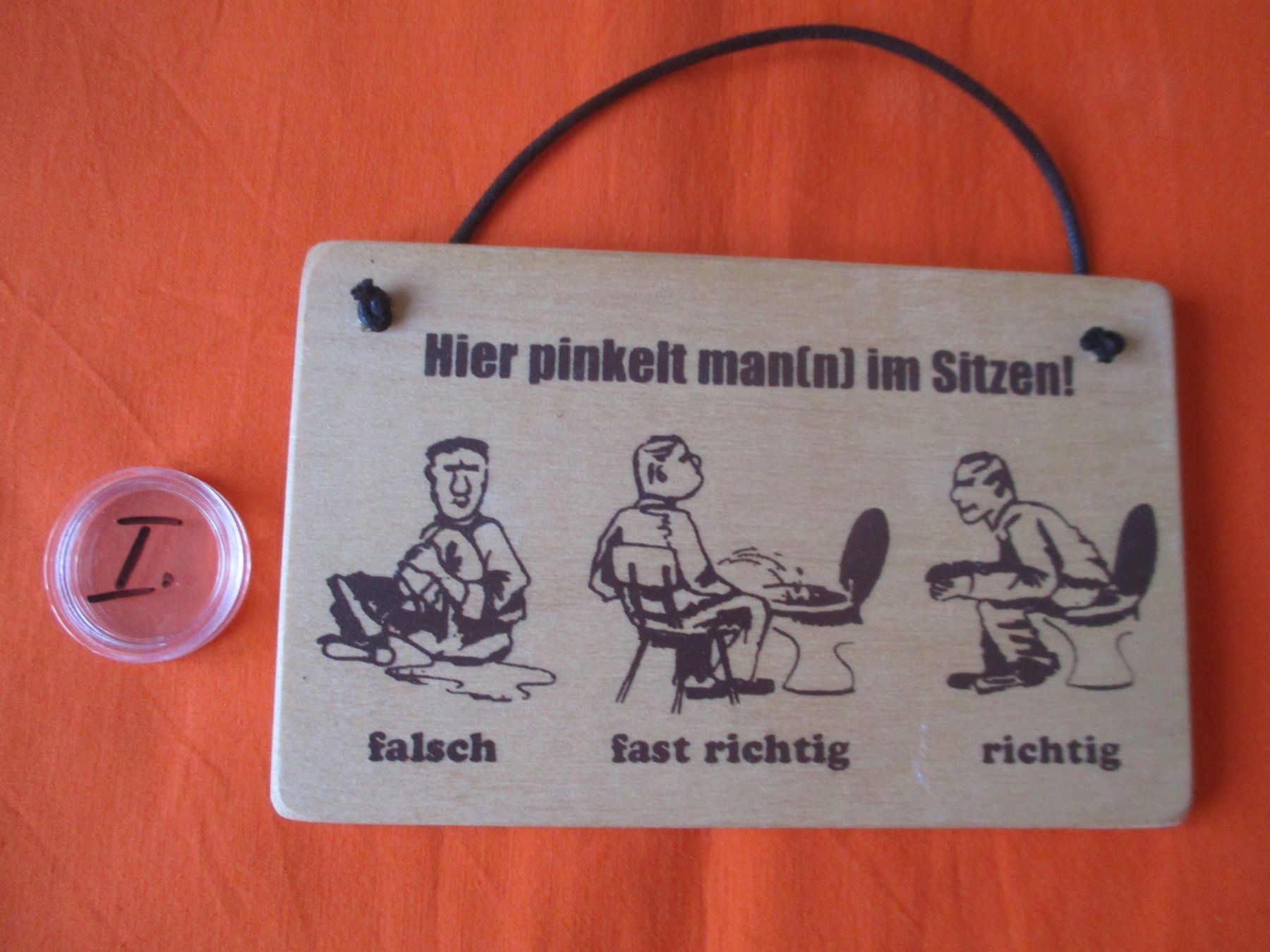Insegne: Holzschild, Mann pinkelt im sitzen – Usato da Birsfelden venduto da alles-muss-raus