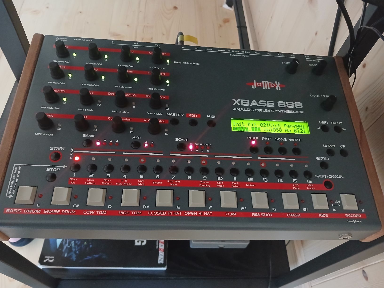 Jomox Instruments de musique: Jomox Xbase 888 excellent condition – D'occasion à Vissoie par luc_6yls 1