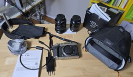 Fujikamera XT5 mit zwei Objektiven und Kameratasche