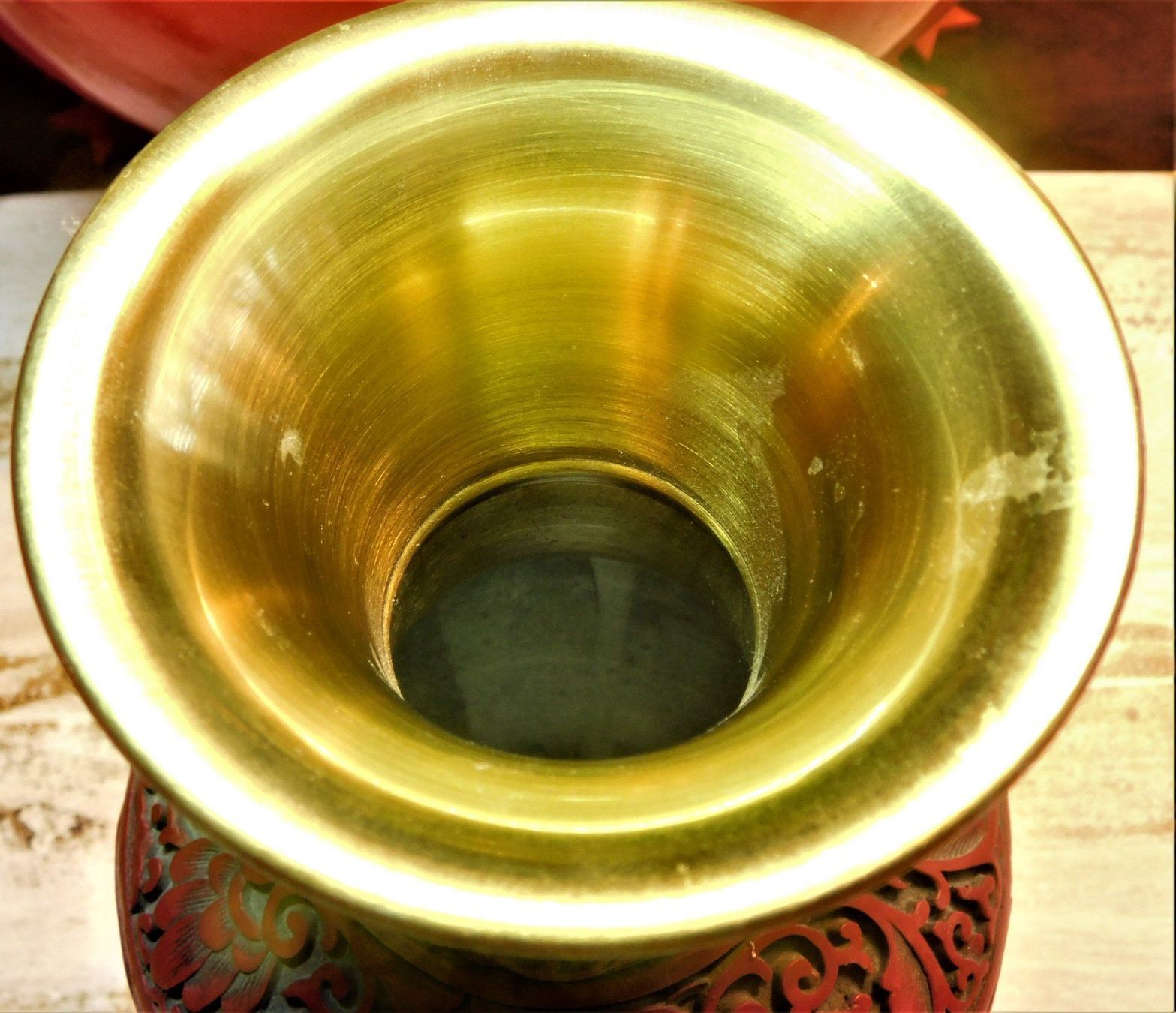 Vasen & Gefässe: Antique Large Cinnabar Vase Deep Cut Brass Inside & Bottom – Gebraucht aus Emmenbrücke von Ulisse-22 5