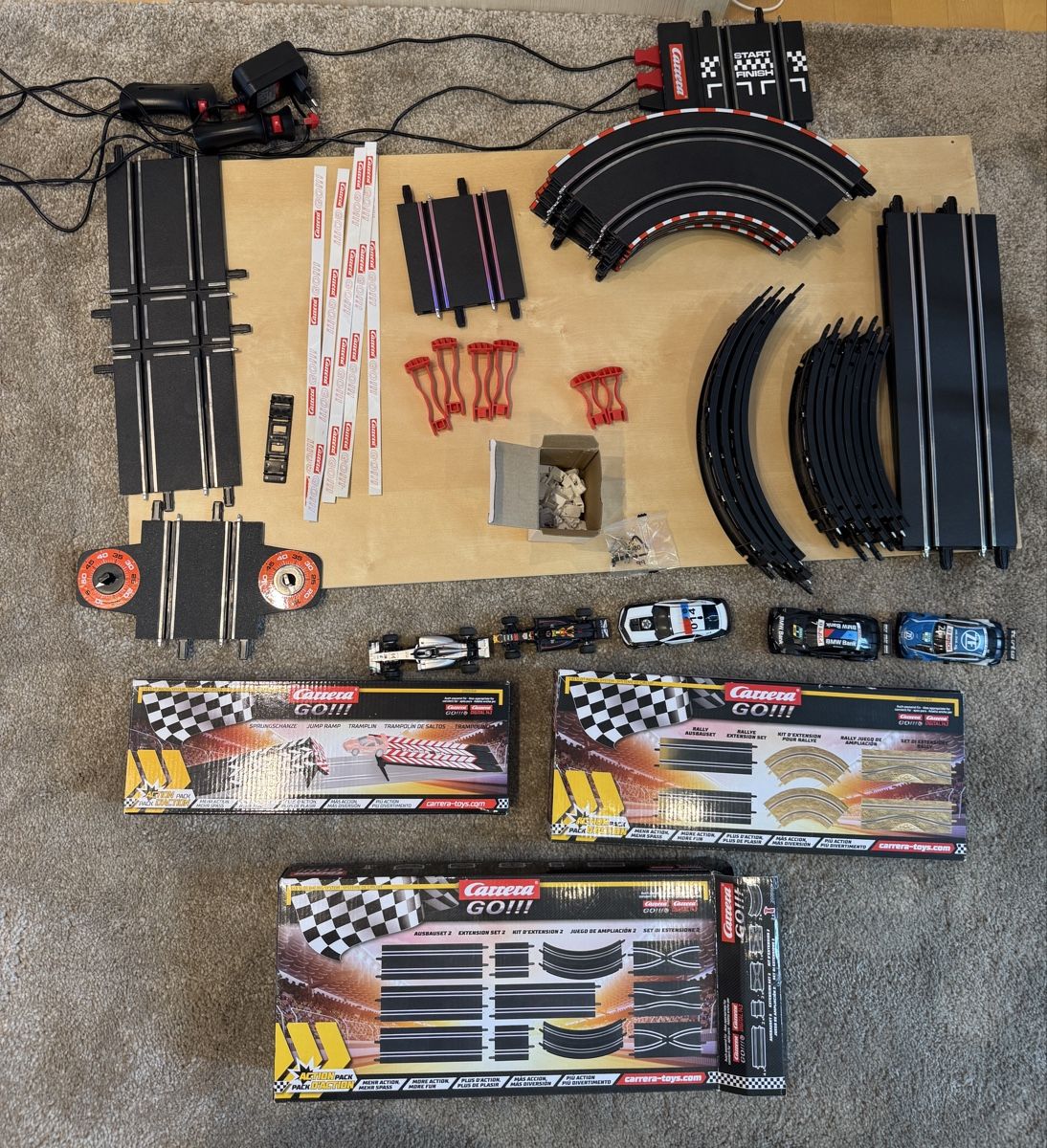 Carrera Circuits: Carrera GO!!! Basic Set & 3 Erweiterungen & Autos – D'occasion à Glarus par CurlySue84