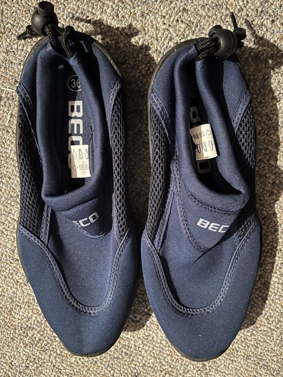 Scarpe da donna: Geschlossene Badeschuhe Grösse 36 – Nuovo (secondo la descrizione) da Kriens venduto da Honey79