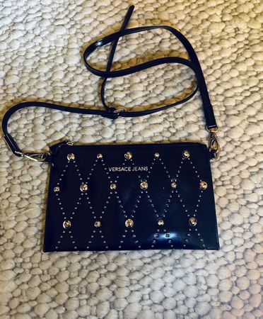 VERSACE JEANS UMHÄNGETASCHE MIT STRASS-DETAILS