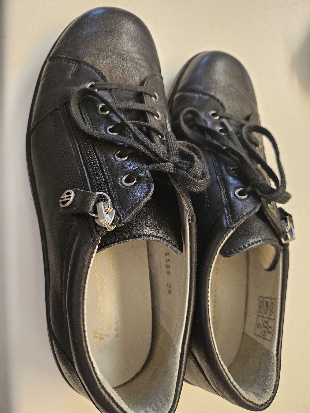: Neue Halbschuhe Grösse 39 – Neuf (Voir description) à Boniswil par Hai007