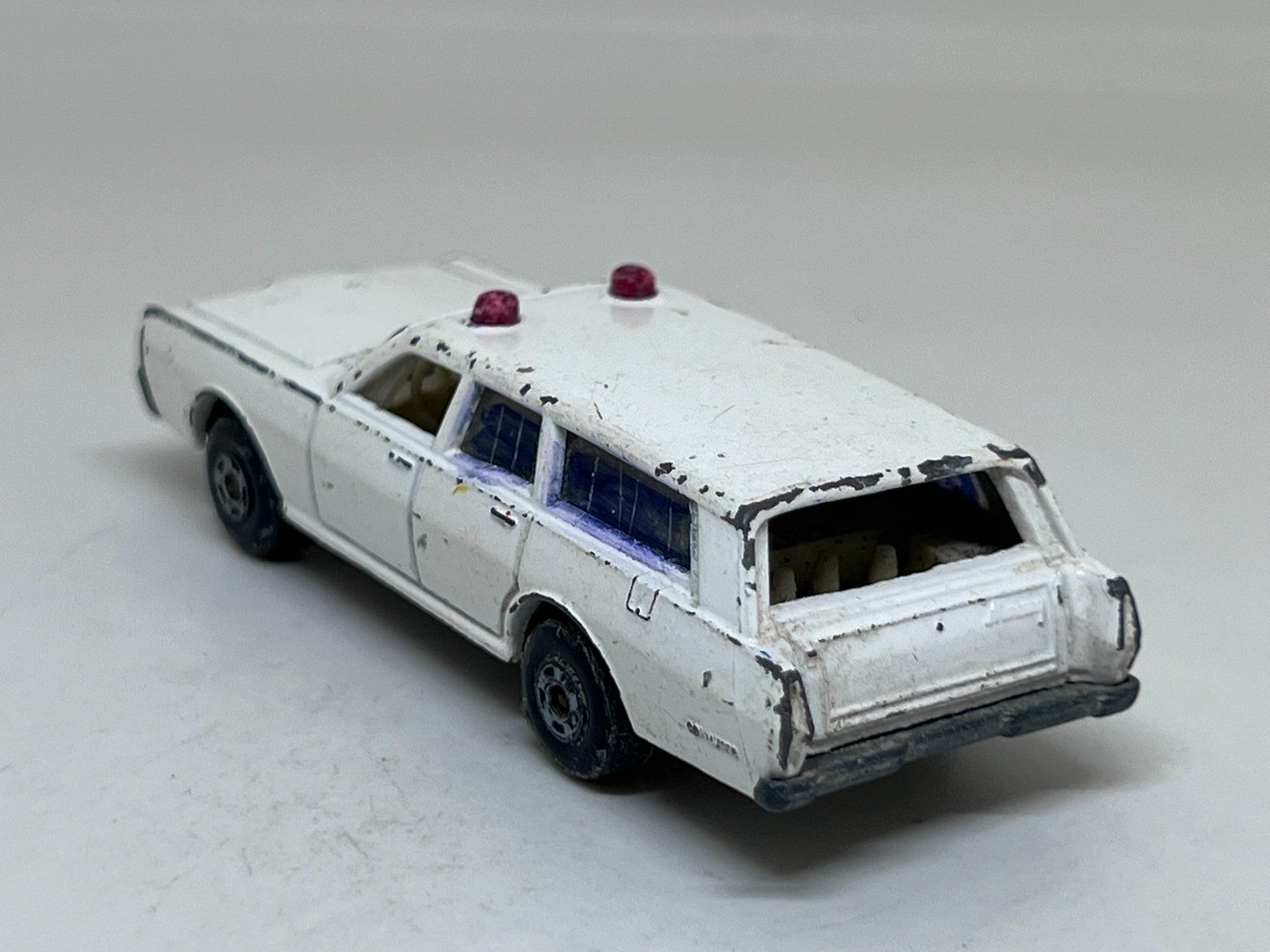 Matchbox Modellini d'auto: Matchbox Mercury Police Car #675 – Usato da Wildegg venduto da LaaBoutique 2