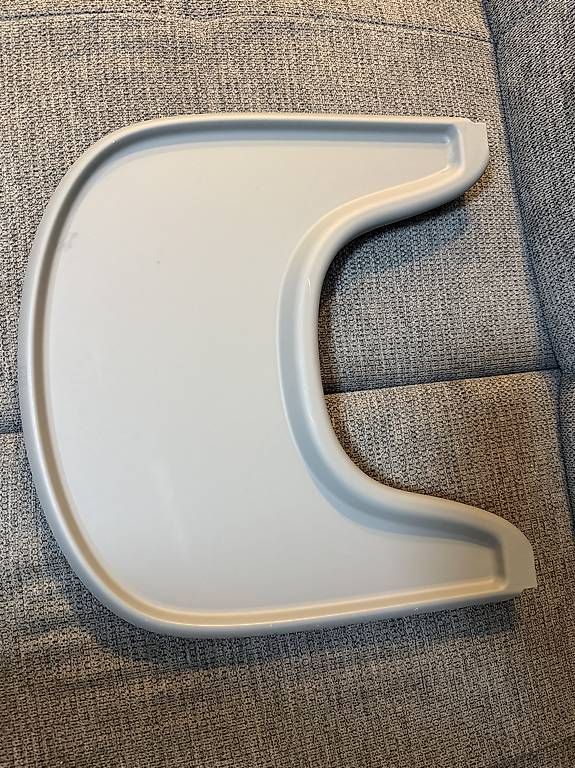 Chaises hautes: Stokke Tray Hochstuhltisch grau  – D'occasion à Obernau par HRH_Jenni