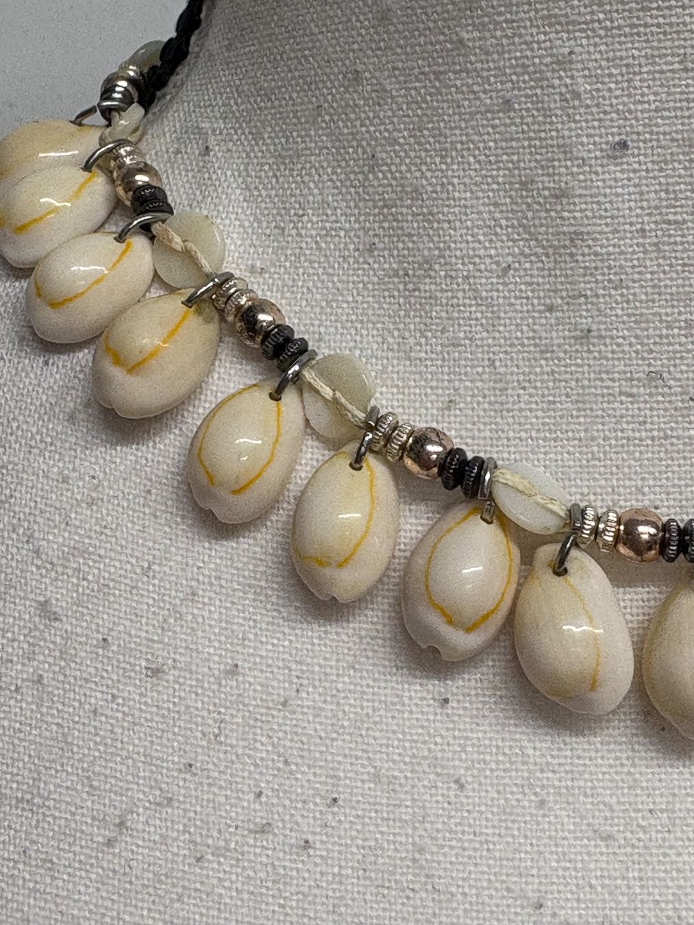 Catenine: Kurze Muschel Kette Halskette – Usato da Regensdorf venduto da secondchancefashion 1