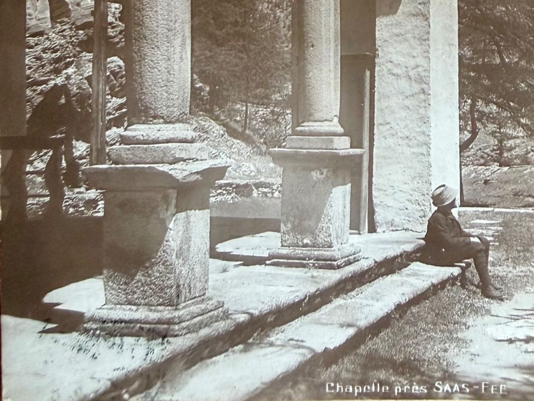 Ansichtskarten: Saas- Fée - Personnage devant la chapelle 1918 – Gebraucht aus Lutry von Ediego 1