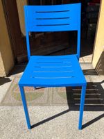 Ein blauer Metallstuhl, stabil, guter Zustand