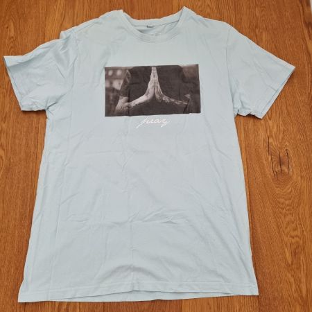 Hellblaues T-Shirt Gr. XL mit Print "pray", gut erhalten!
