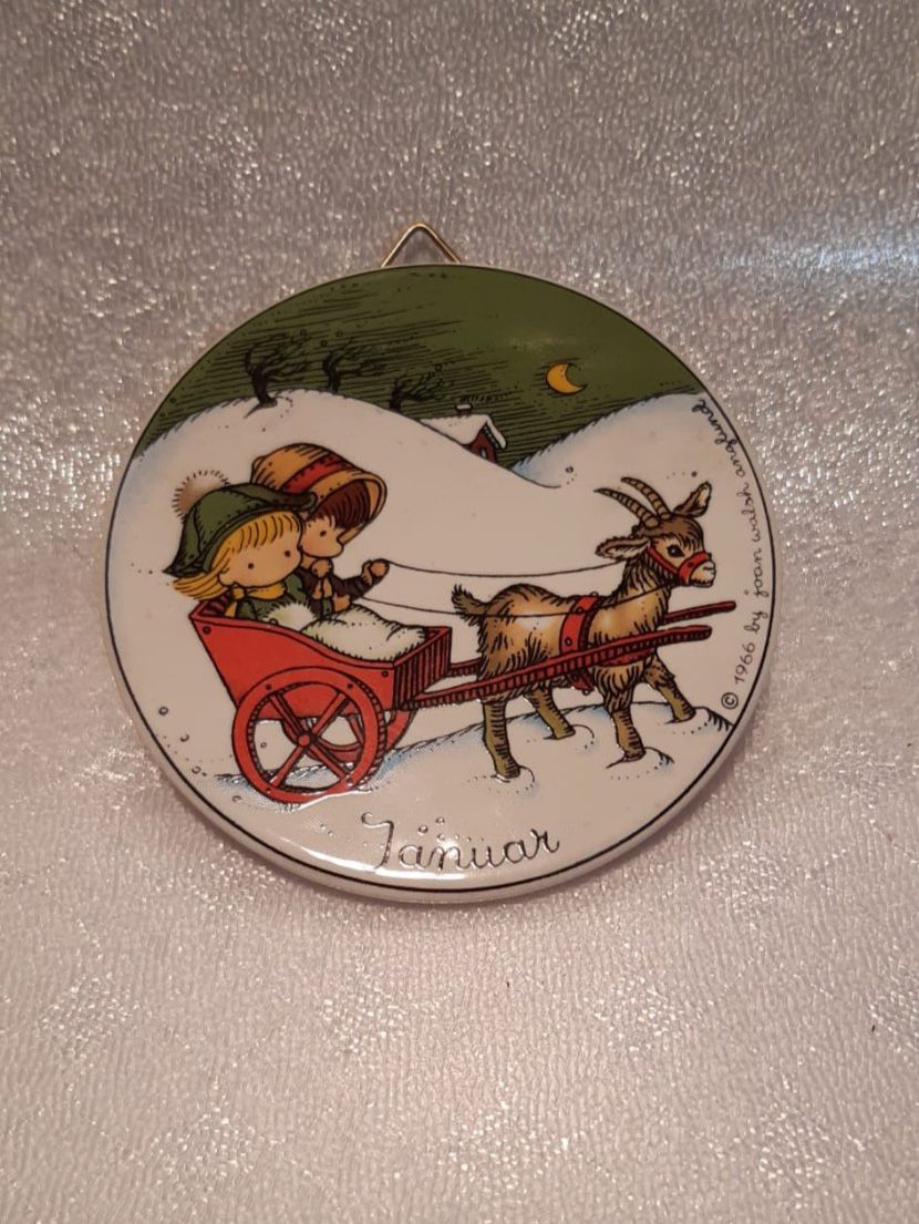 Tutte le decorazioni: Miniaturteller Joan Walsh Anglund Januar Winterkinder – Usato da Winterthur venduto da mar_jwg7