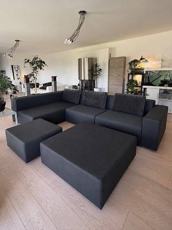 Divani: DIVANO MODULARE DI DESIGN CON 2 POUF – Usato da Pura venduto da t_b_t5zn
