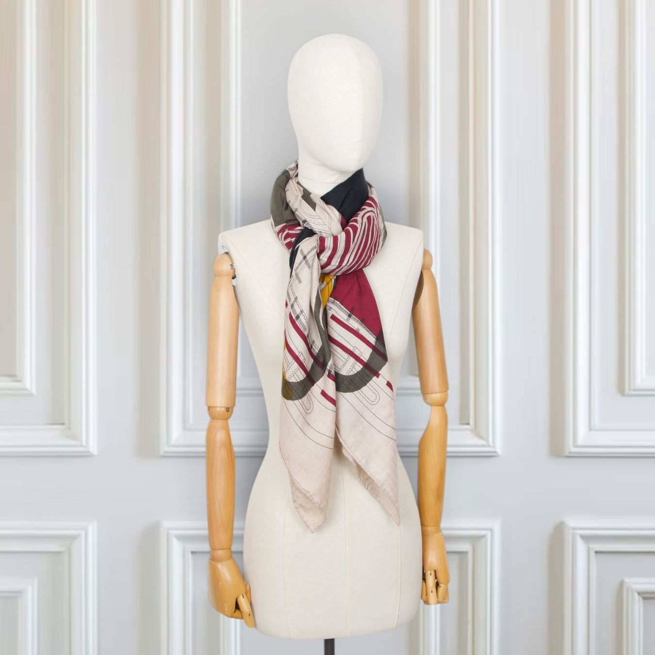 Hermès Foulards, Tücher & Schals: Hermès 140 “Camails” – Gebraucht aus Binningen von Designerlabels 2