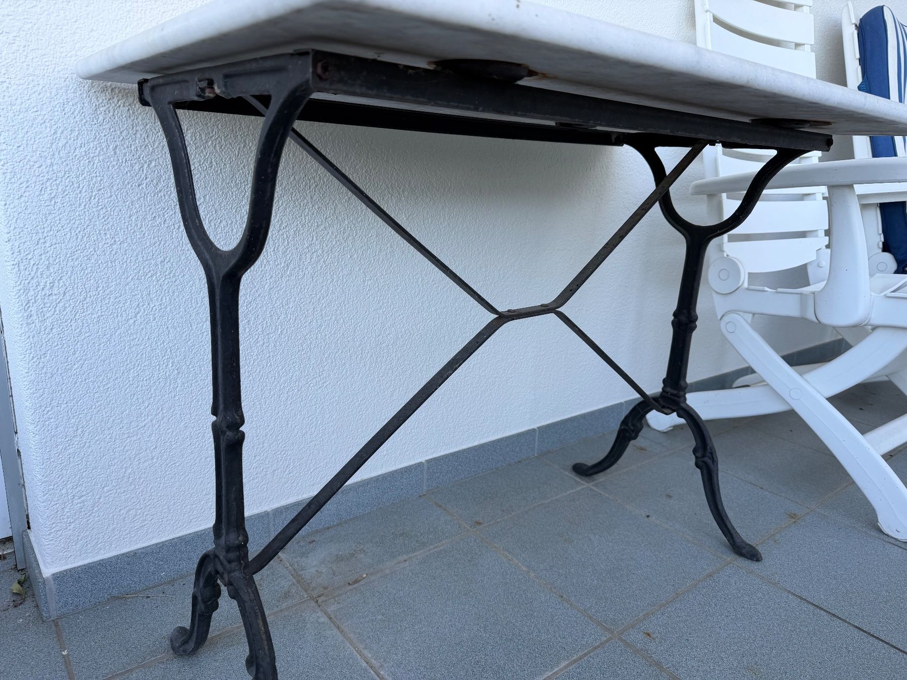Tavoli: Balkontisch mit Marmor-Platte und Metallfuss – Usato da Grosswangen venduto da Swisslue 2