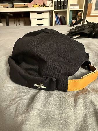 Schwarze Cap mit Lederdetail 