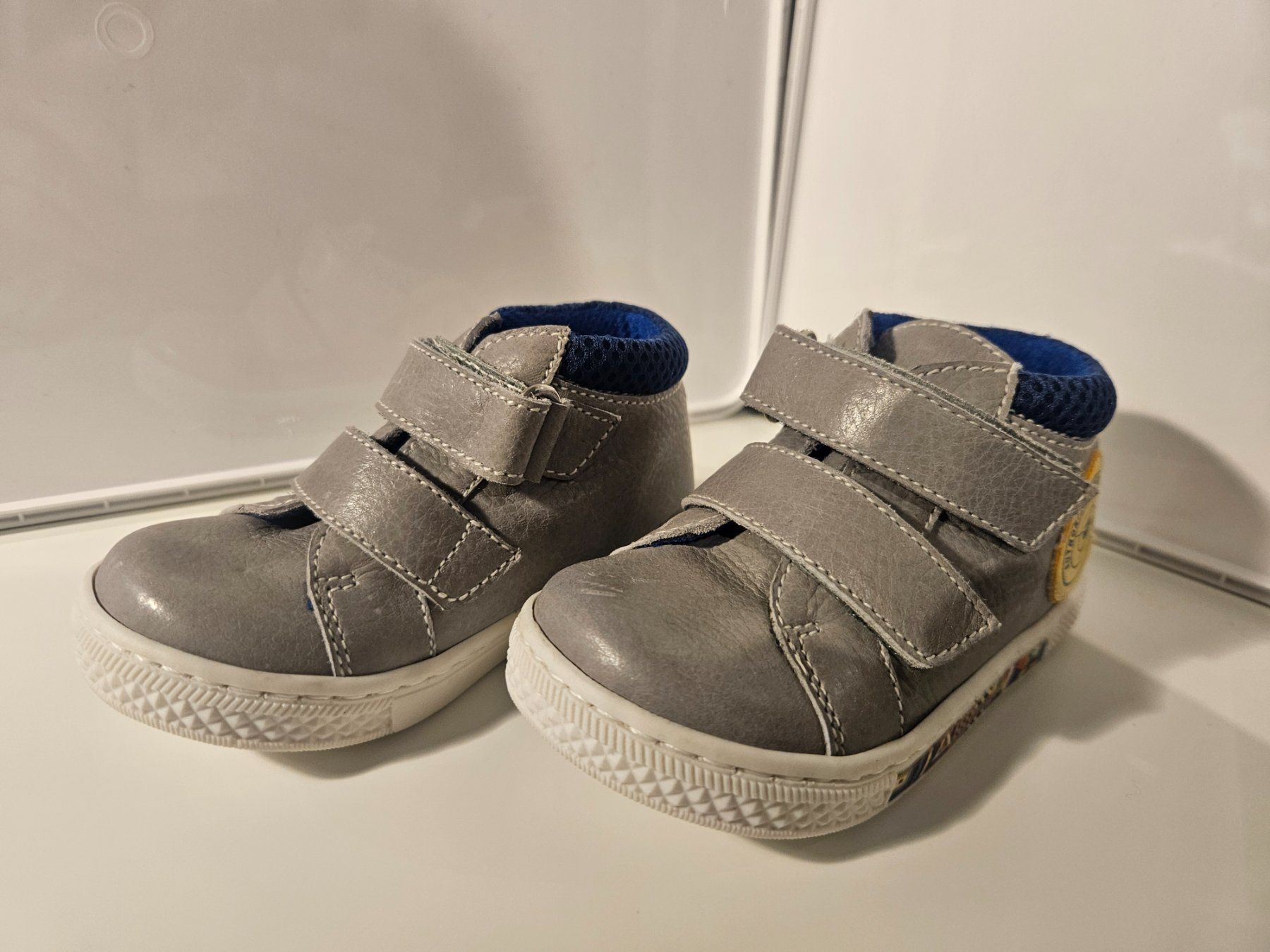 Scarpe per ragazzi: Kinder Schuhe Grau Gr.20 – Nuovo (secondo la descrizione) da Uznach venduto da dom_2hyx 1