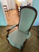 Antiker gepolsterter Armlehnstuhl in frischem Überzug