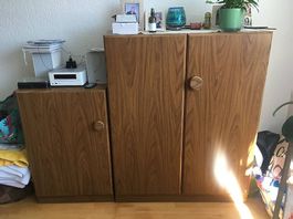 2 Aufbewahrungsschränke mit Tablaren