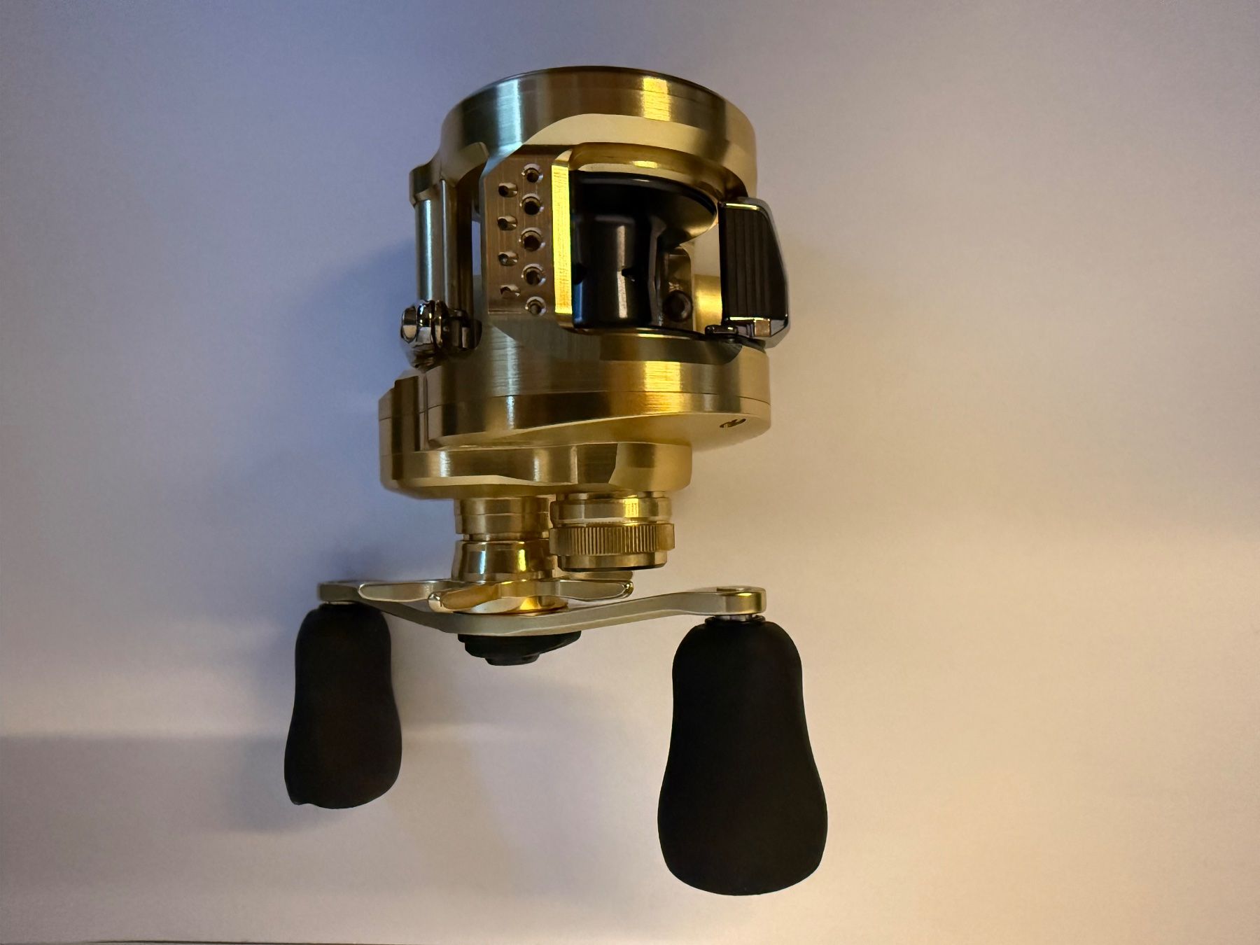 Tamburi & Mulinelli: Shimano Calcutta Conquestst 201XG – Nuovo e nell'imballaggio originale da Hombrechtikon venduto da Faebektm 2