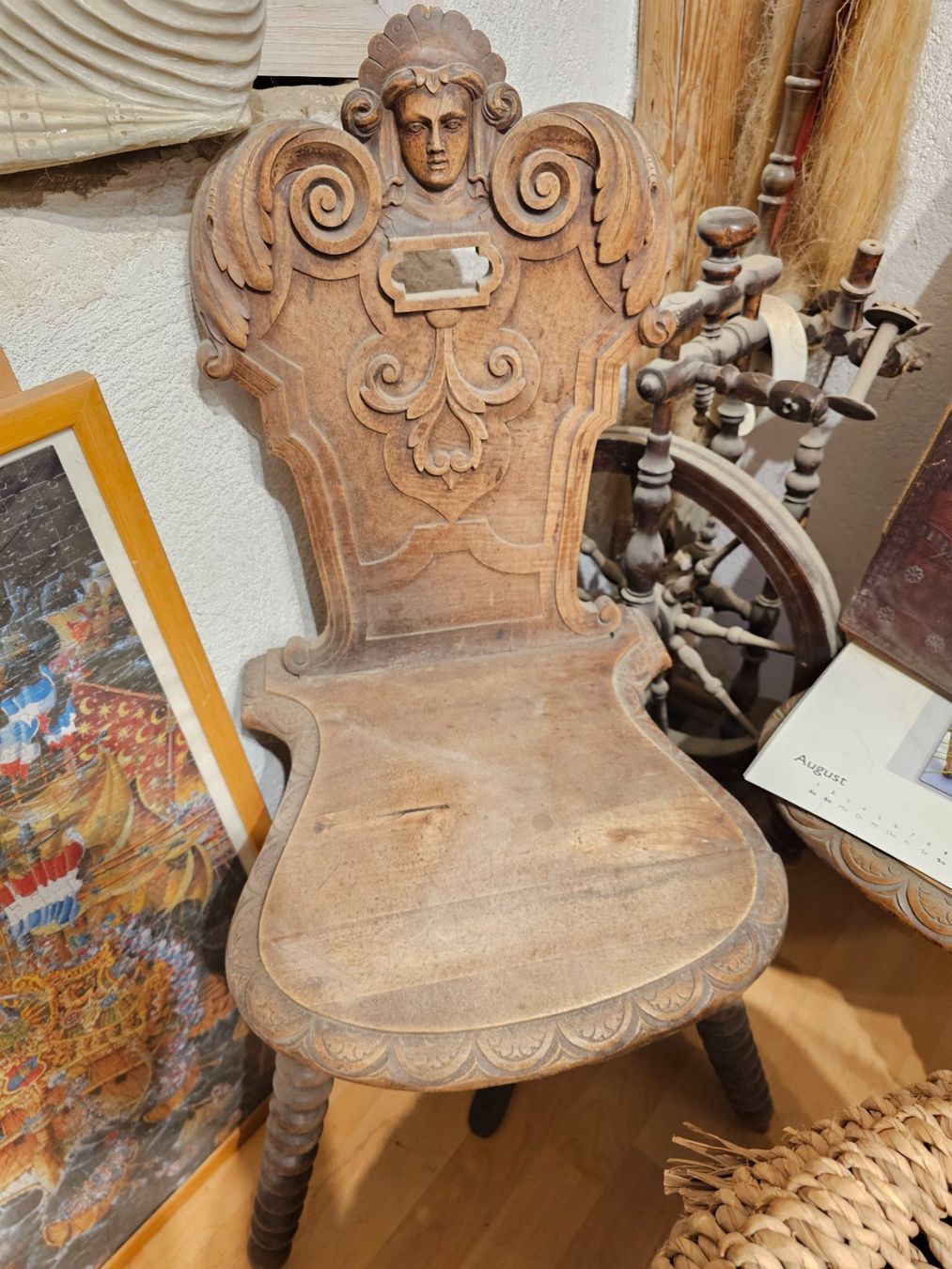Articoli in legno: Antiker Holzsitz mit Schnitzerei – Usato da Oberhofen AG venduto da Flower1966 1
