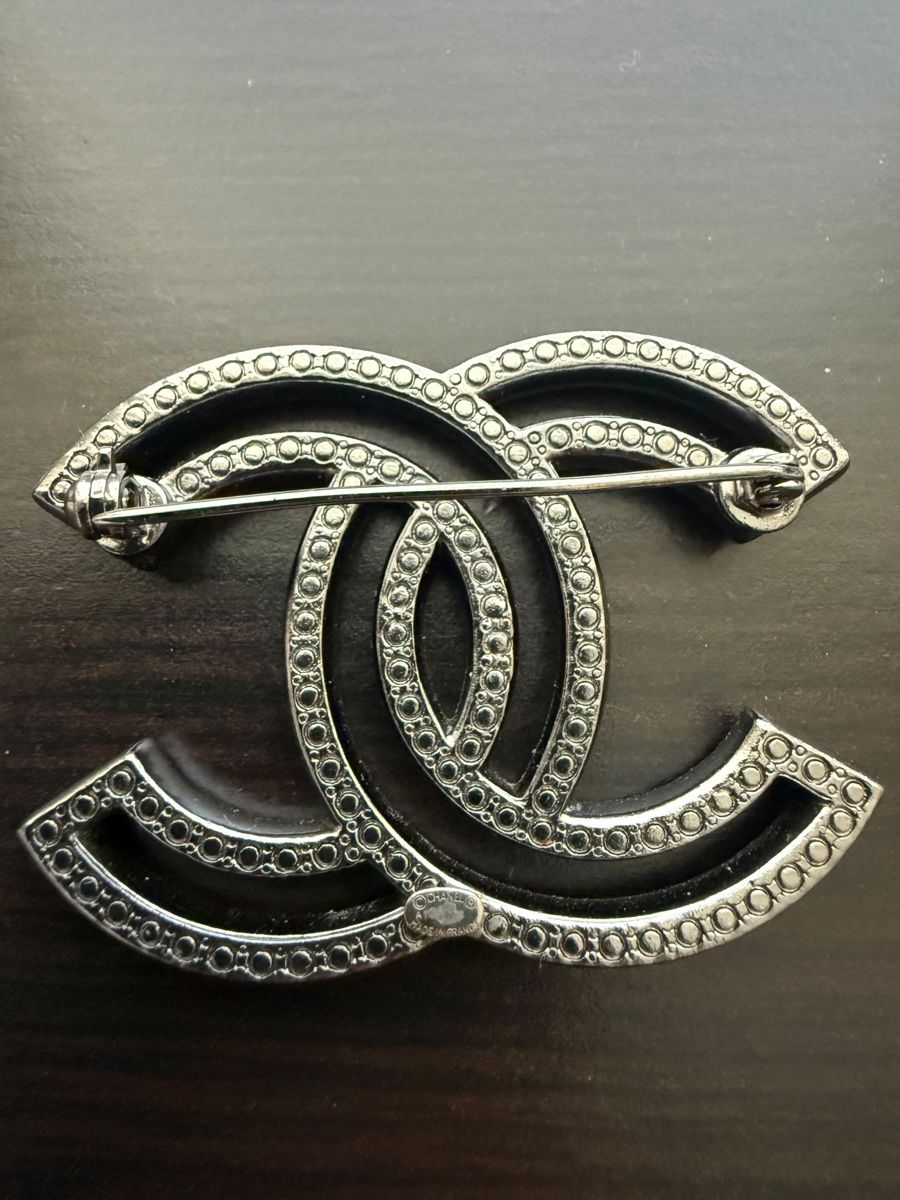 Chanel Spille & Fermagli: CC Broche Strass Silberfarben Schickes Accessoire Damen – Usato da Othmarsingen venduto da Paucaverba 1