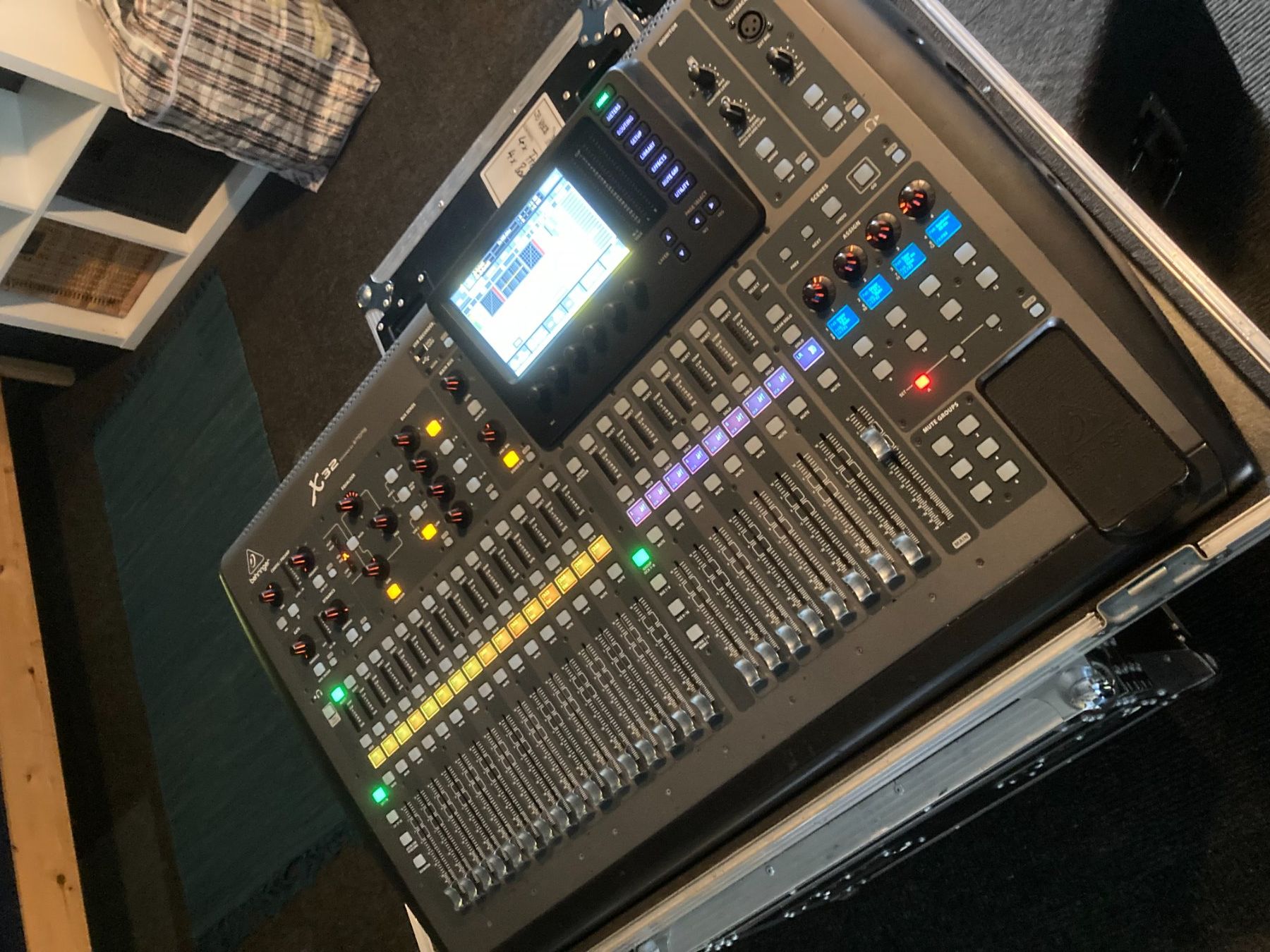 Behringer Console di mixaggio: Behringer X32 – Usato da Signau venduto da jamblaser