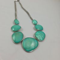Halskette mit türkisen Steinen im Sommerschmuck-Stil 584