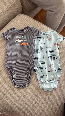 2x Baby Bodysuits, Size Newborn , Perfect for Summer!