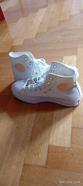 Converse Scarpe da donna: Converse All Star blanches à motif brodé ? édition limitée – Usato da Ecuvillens venduto da n.aissaoui 4