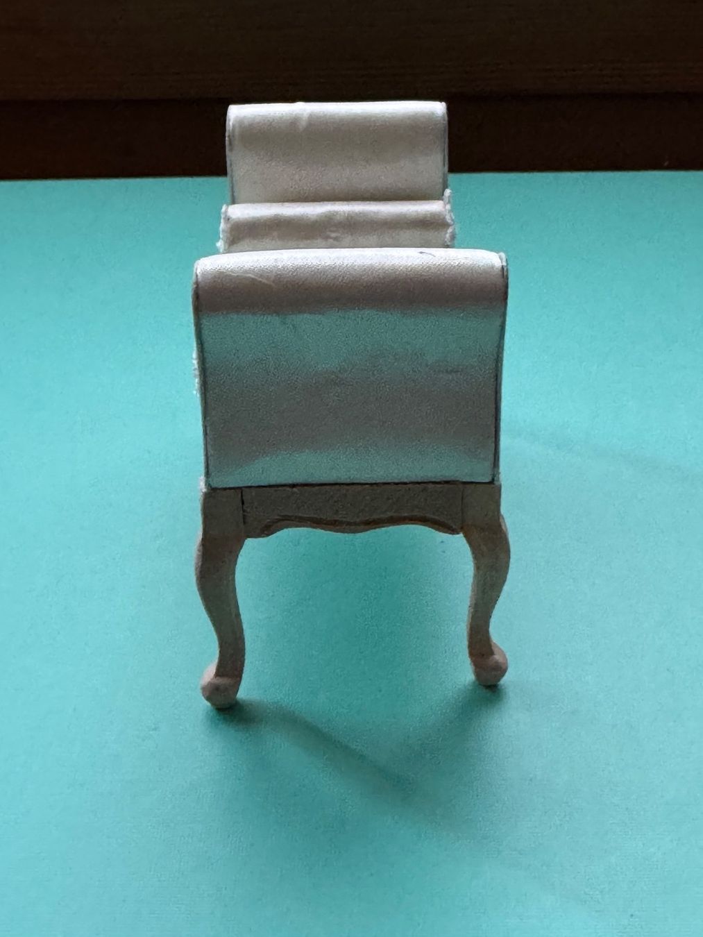 Case e mobili per bambole: Fenstersitz George III England – Nuovo e nell'imballaggio originale da Grabs venduto da Puppestuebli 3