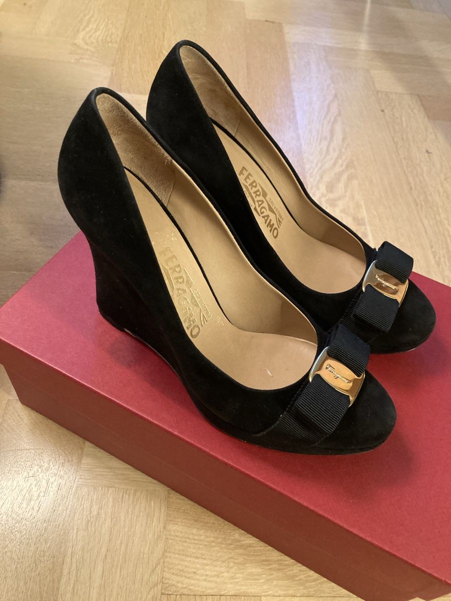 Salvatore Ferragamo Scarpe da donna: Ferragamo Wedges Black Suede Size 7.5C – Usato da Zürich venduto da Maki333
