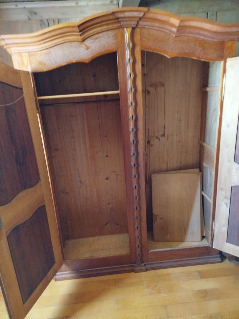 Armadi: Antiker Nussbaumschrank – Usato da Düdingen venduto da Ares61 1