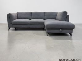 Hellgraues Ecksofa mit Schlaffunktion und Stauraum