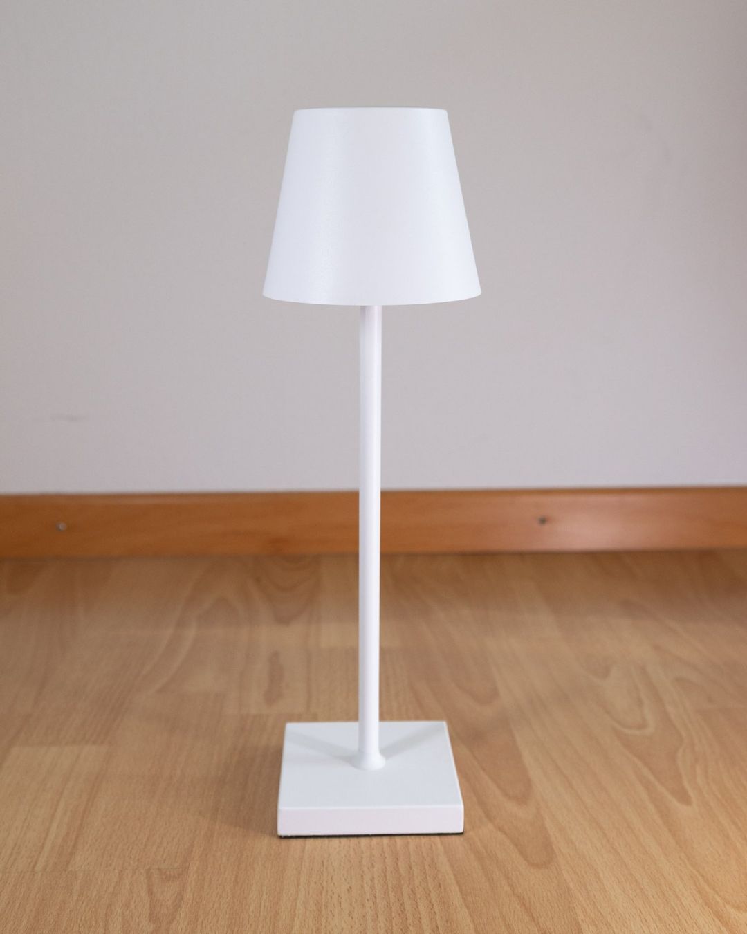 Lampade: LED Tischlampe, USB-C Anschluss – Nuovo (secondo la descrizione) da Port venduto da flo_hug