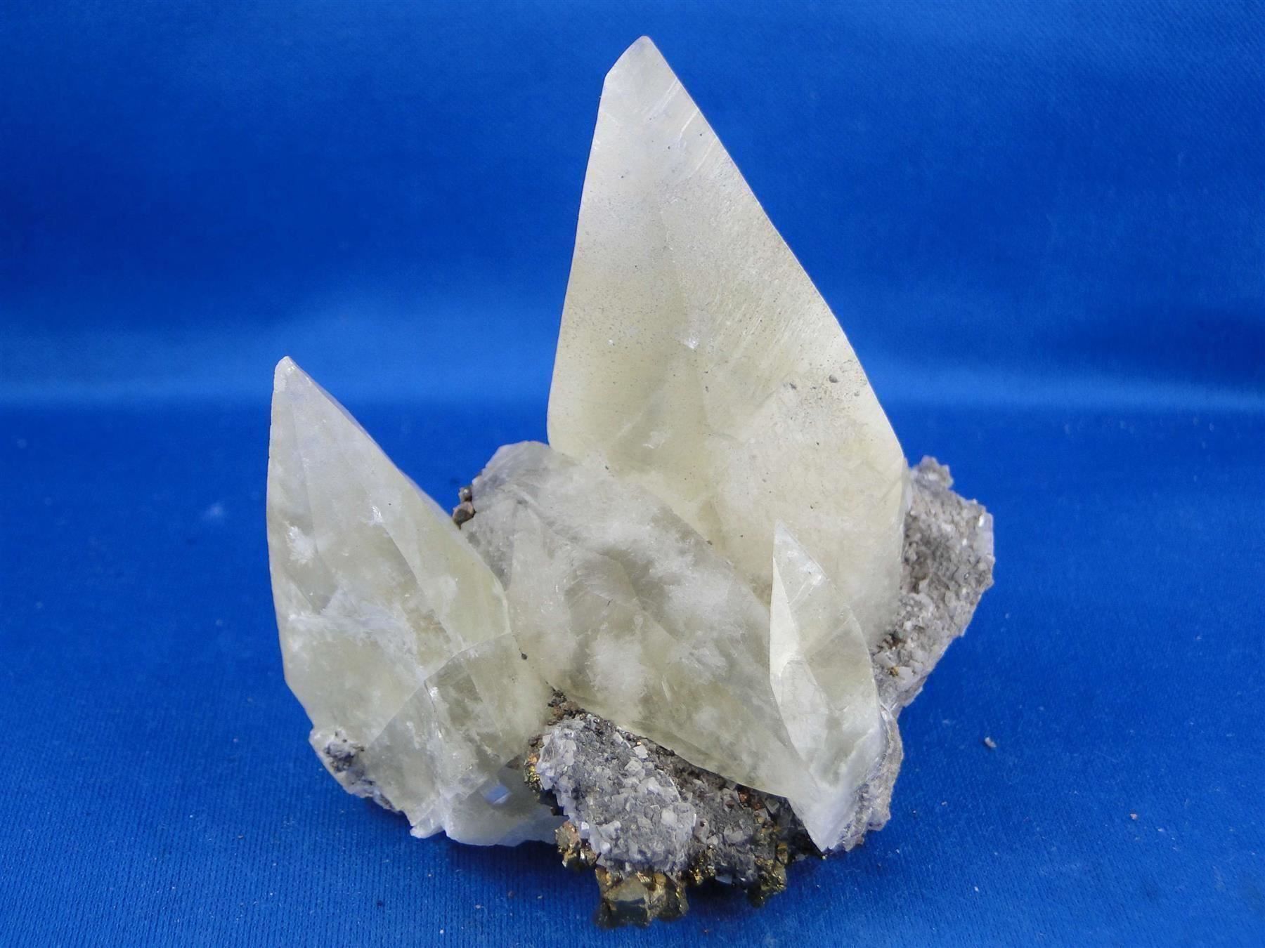 Minerali & Pietre curative: Calcit mit Chalkopyrit und Dolomit – Usato da Schinznach Bad venduto da Demerald 1