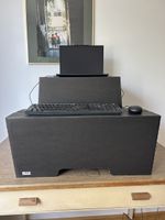Room in a box Stehpult aus Karton schwarz