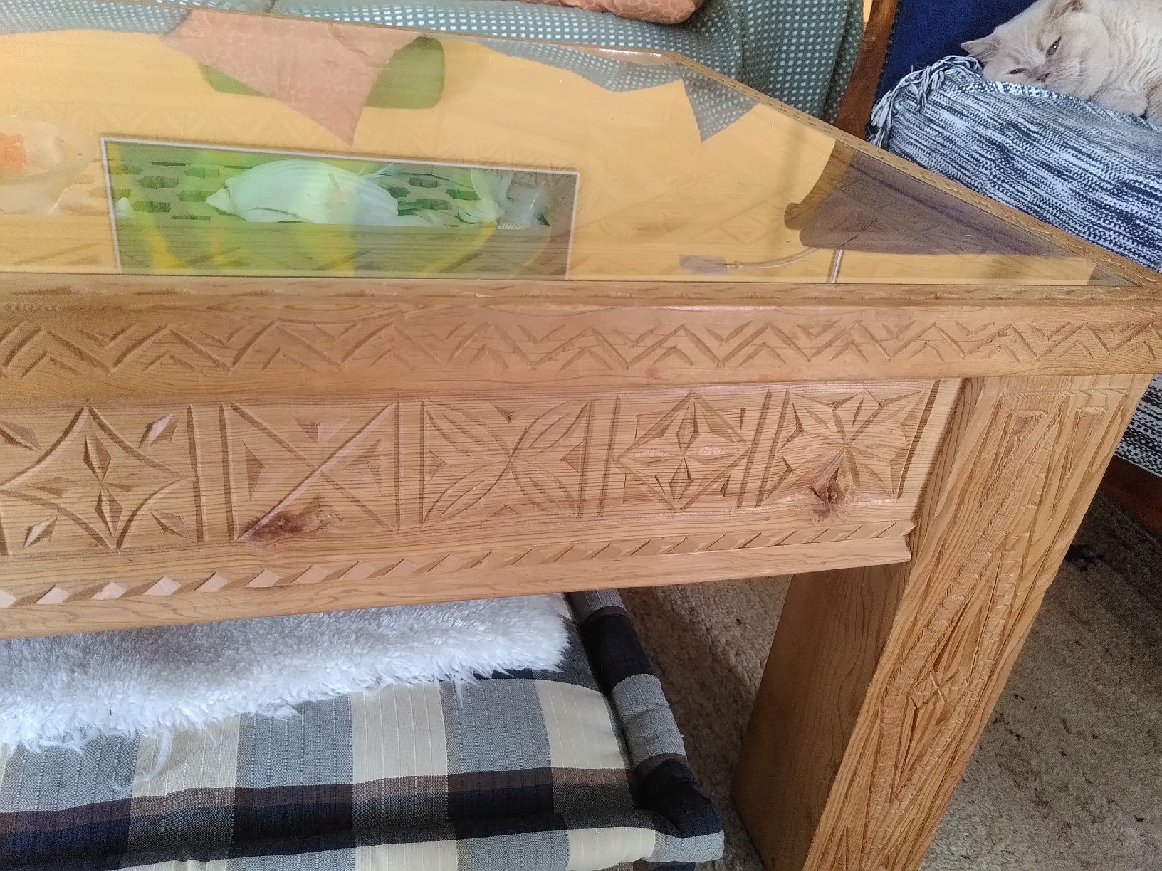 Tables: Handgefertigter Holz-Couchtisch mit Glasplatte – D'occasion à Sursee par Benevol 4
