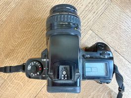 Analoge Fotokamera Canon EOS 5 mit Objektiv 28–105mm