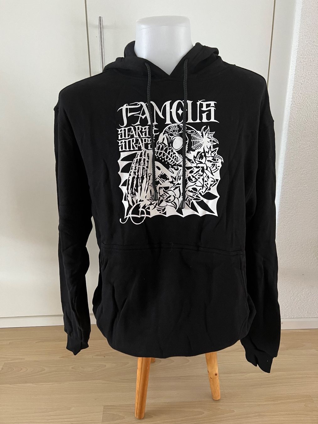 Pullover & Sweatshirts: Kapuzenpullover Famous06 Stars & Straps Gr.L  NEU – Neu und originalverpackt aus Schindellegi von netcrack13