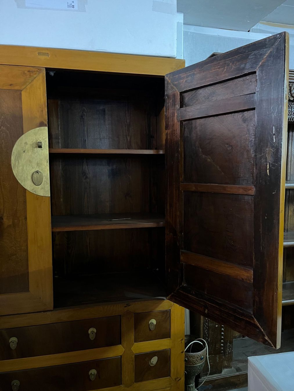 Armadi: Grosser Holzschrank | LIQUIDATIONSVERKAUF – Nuovo (secondo la descrizione) da Alpnachstad venduto da ann_9vpm 1
