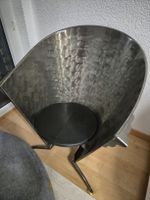 Design Sessel aus Metall mit schwarzer Sitzfläche