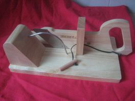 SCHNEITE   MESSER   HOLZ  FÜR  WURST