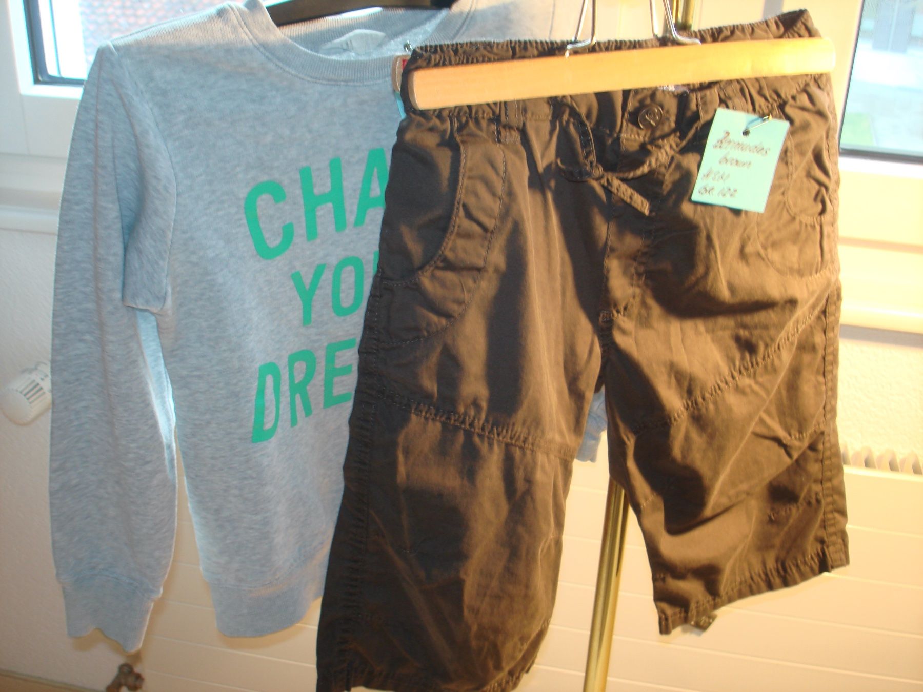 H&M Maglioni & Felpe: H&M Sweatpulli grau "Chase your Dreams & Bermudas braun, 122 – Usato da Boswil venduto da LuziaB01