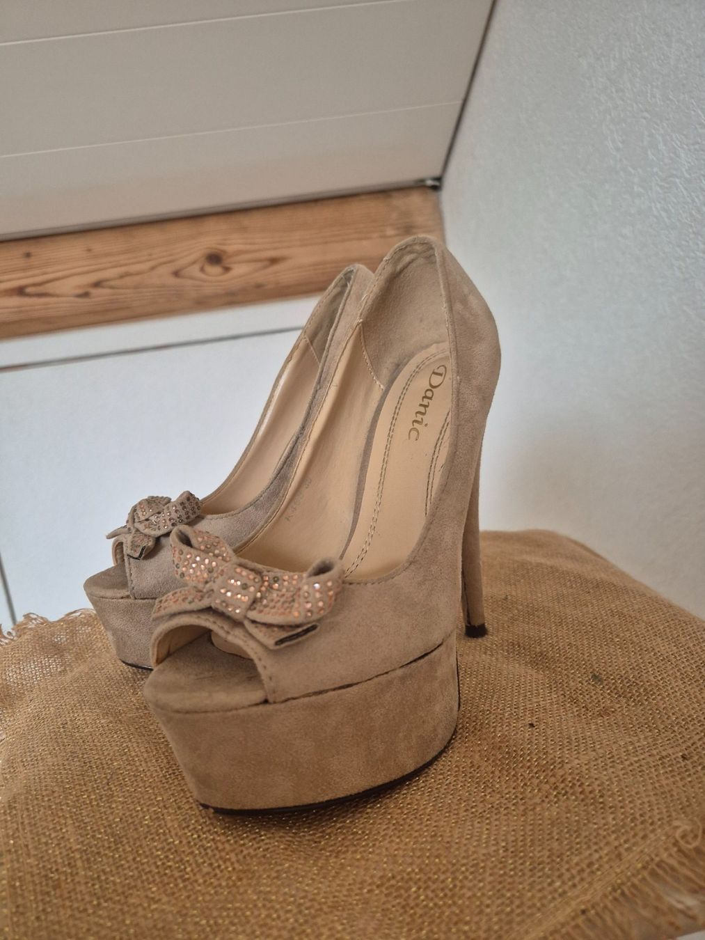 Scarpe da donna: Escarpins beiges à plateforme, taille 36 - 37 peut utilisé – Usato da Alle venduto da Fanny8952 1