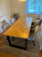 Esstisch mit Fischgrätmuster, massiv inkl. 4 Stühle