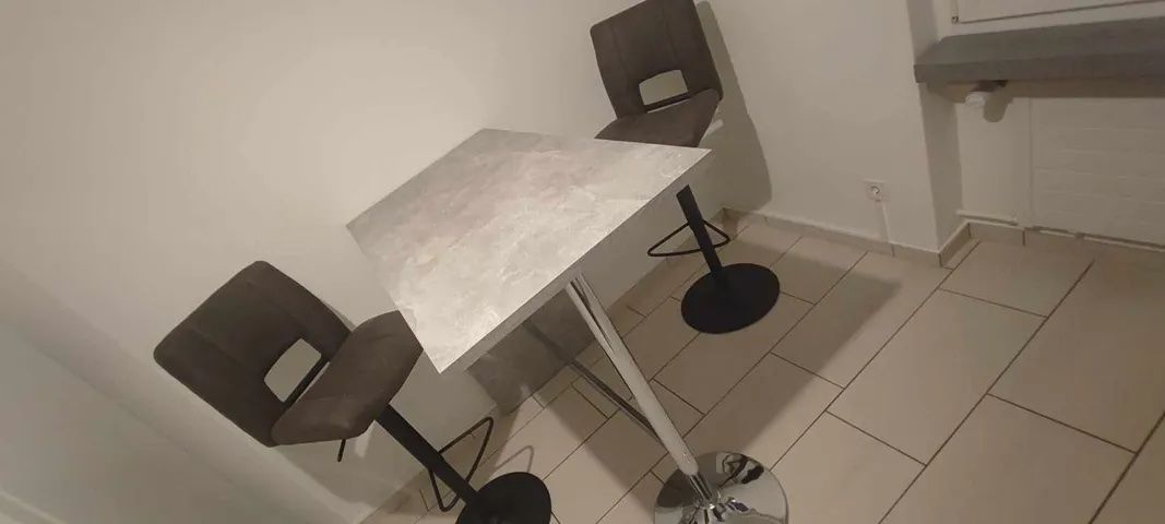 Conforama Tischset: Modernes Barset mit 4 Barhockern – Gebraucht aus Wila von dom_8wcr