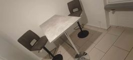Modernes Barset mit 4 Barhockern