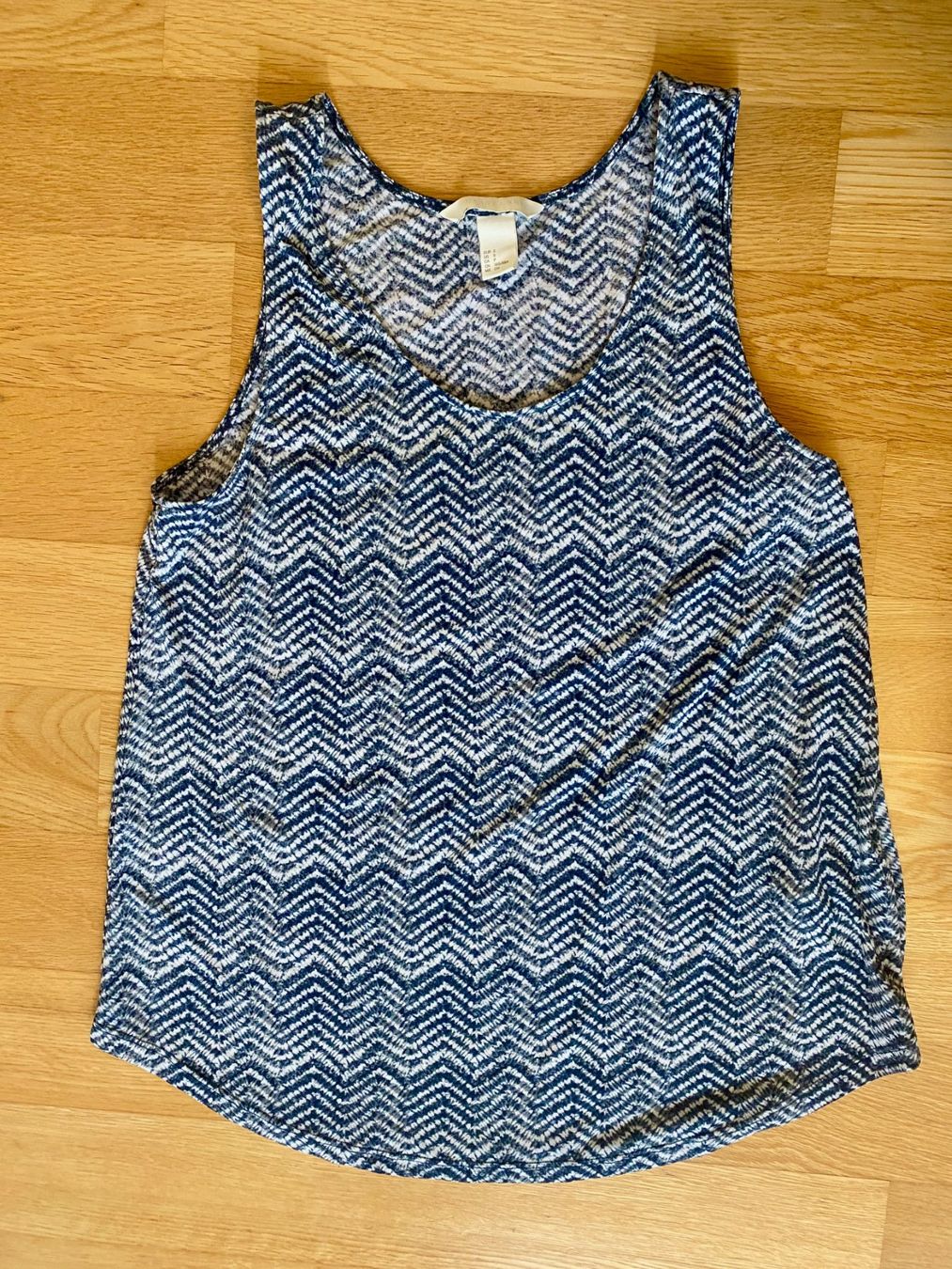 H&M Top: H&M leichtes Tanktop – Usato da Bern venduto da eli7